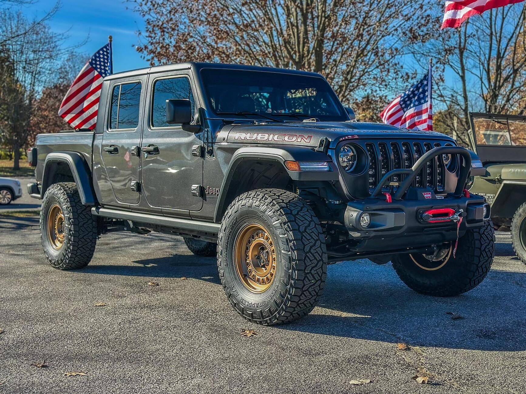 Jeep Gladiator Gladiator Glamour Shots 1732047209040-u3