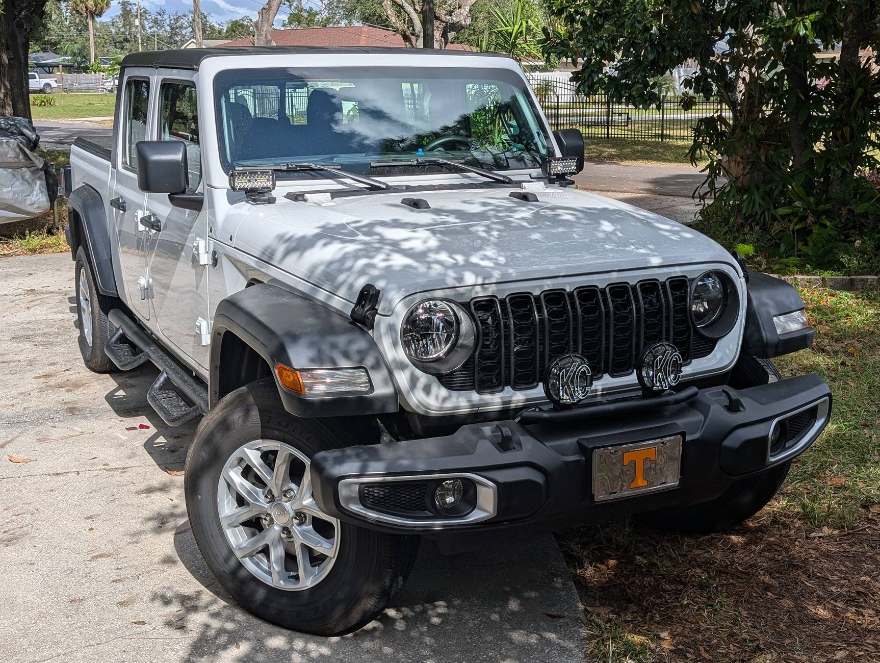 Jeep Gladiator Front Bumper Auxiliary Lighting PXL_20241106_183504115