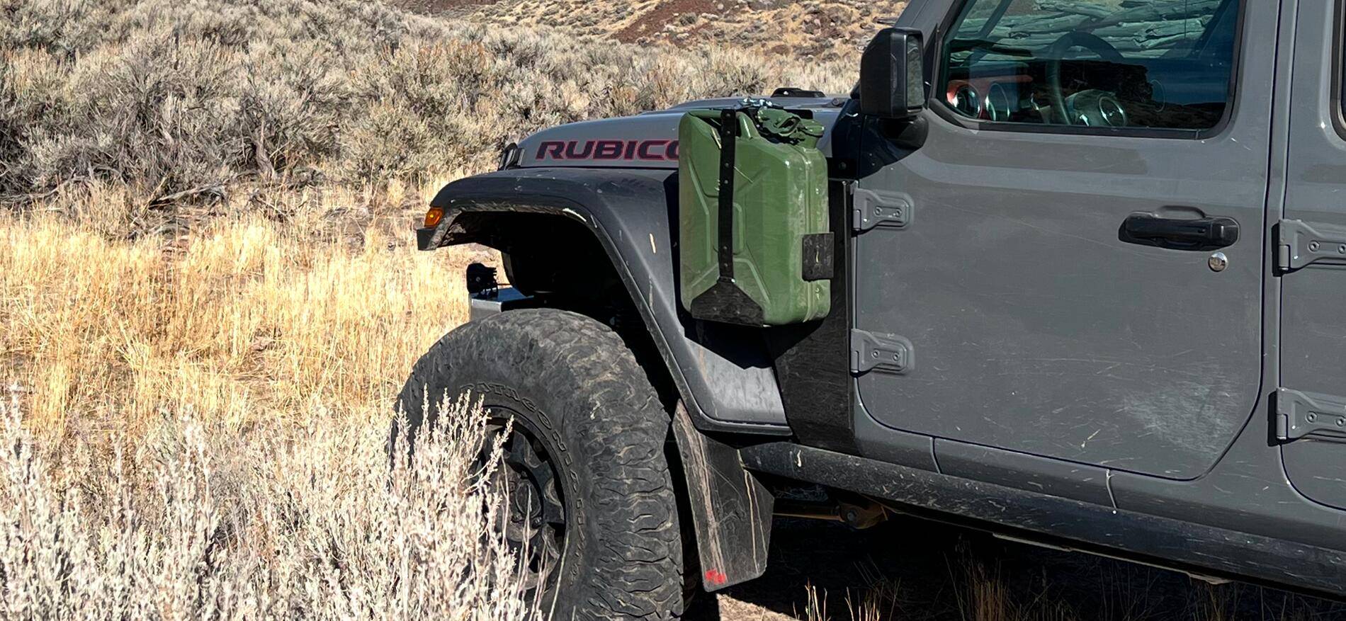 Jeep Gladiator Carrying gas cans IMG_7357