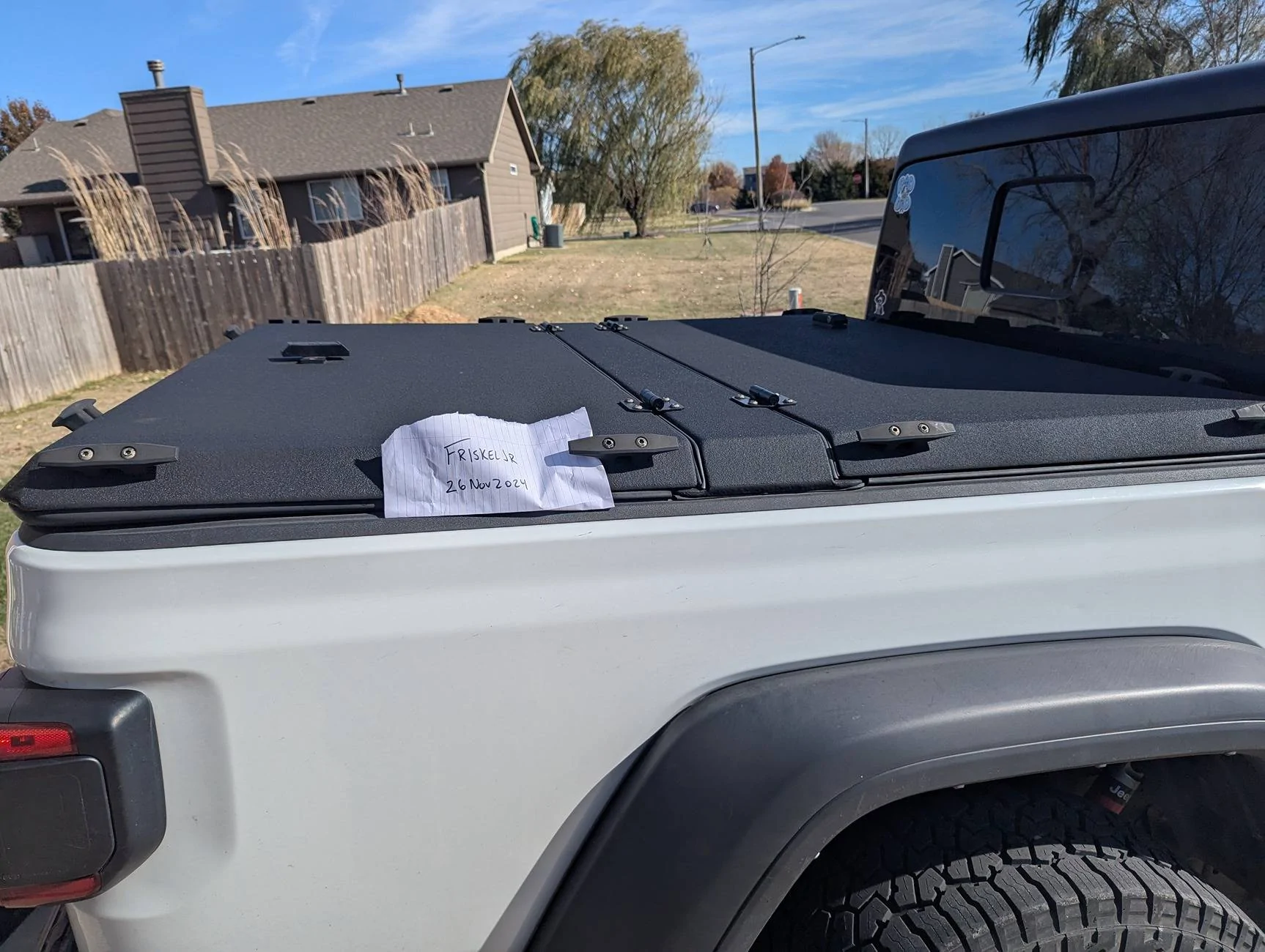 Jeep Gladiator Diamondback HD tonneau cover PXL_20241126_183424676