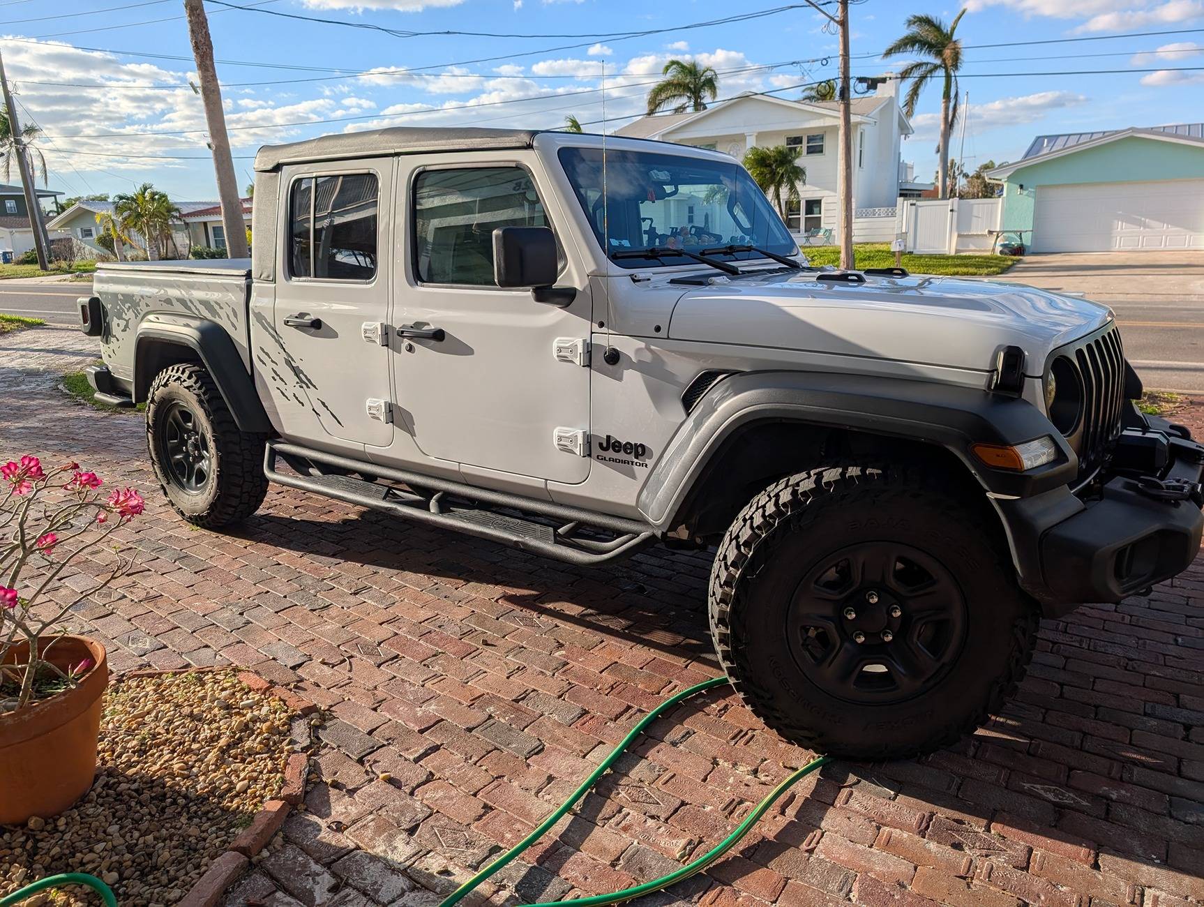 Jeep Gladiator Anyone have issues running 35s/37s on stock sport/sport s (non max tow) wheels? PXL_20241117_210127916