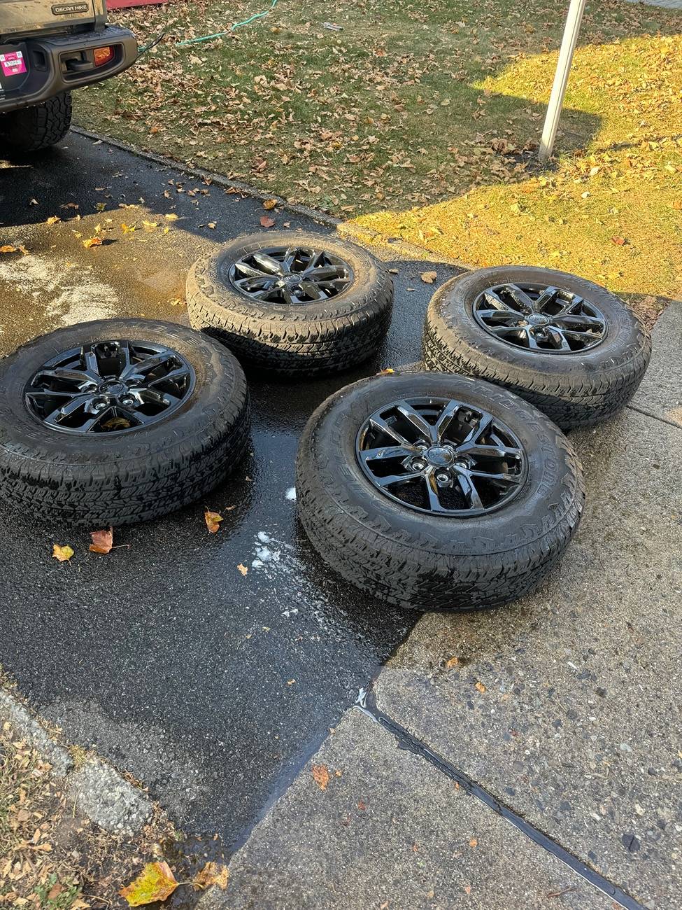 Jeep Gladiator 2023 Gladiator Freedom Edition Rims and tires IMG_2284