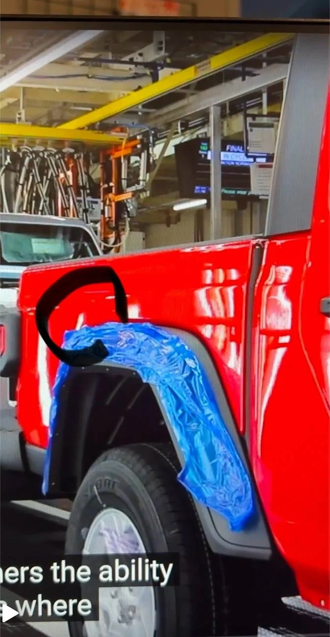 Jeep Gladiator Wavy reflection / paint truckbed IMG_0924