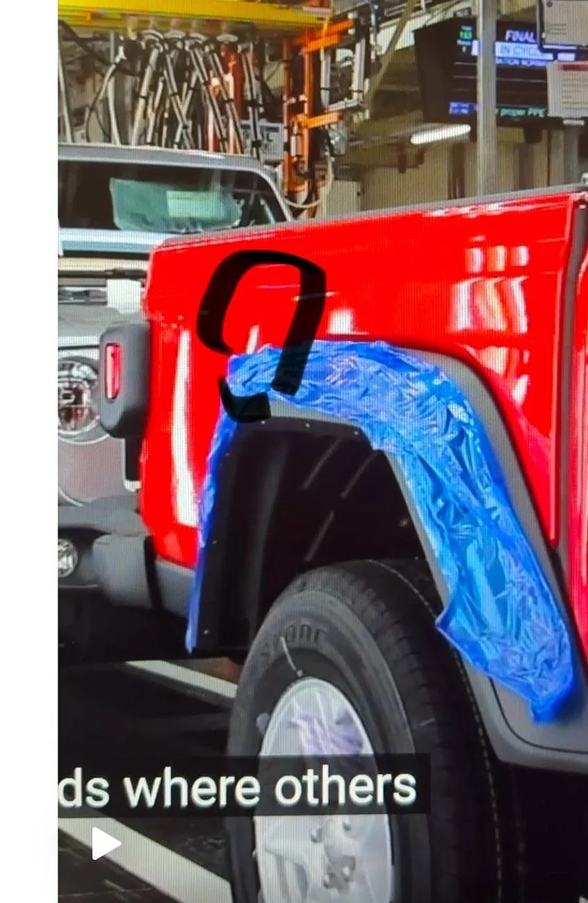Jeep Gladiator Wavy reflection / paint truckbed IMG_0925