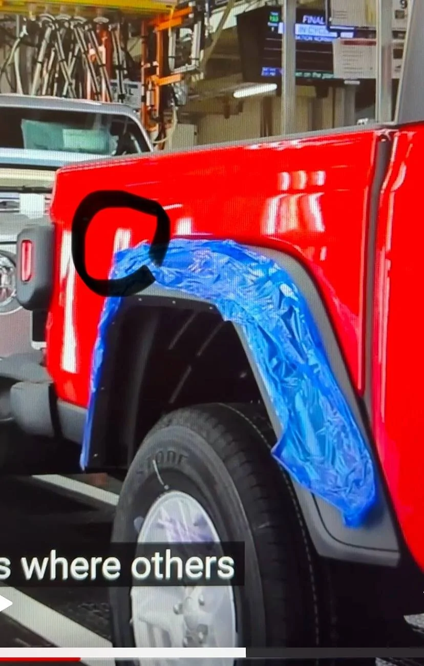 Jeep Gladiator Wavy reflection / paint truckbed IMG_0926