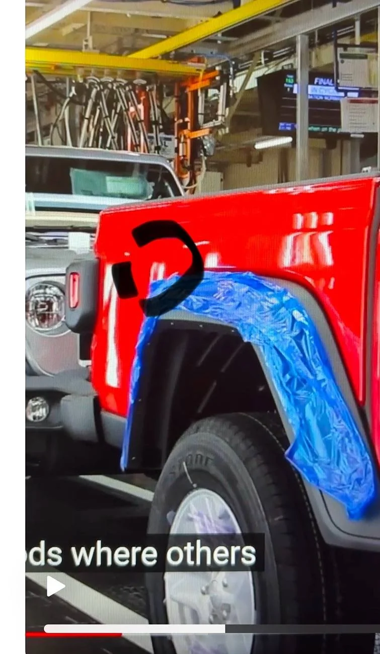 Jeep Gladiator Wavy reflection / paint truckbed IMG_0928