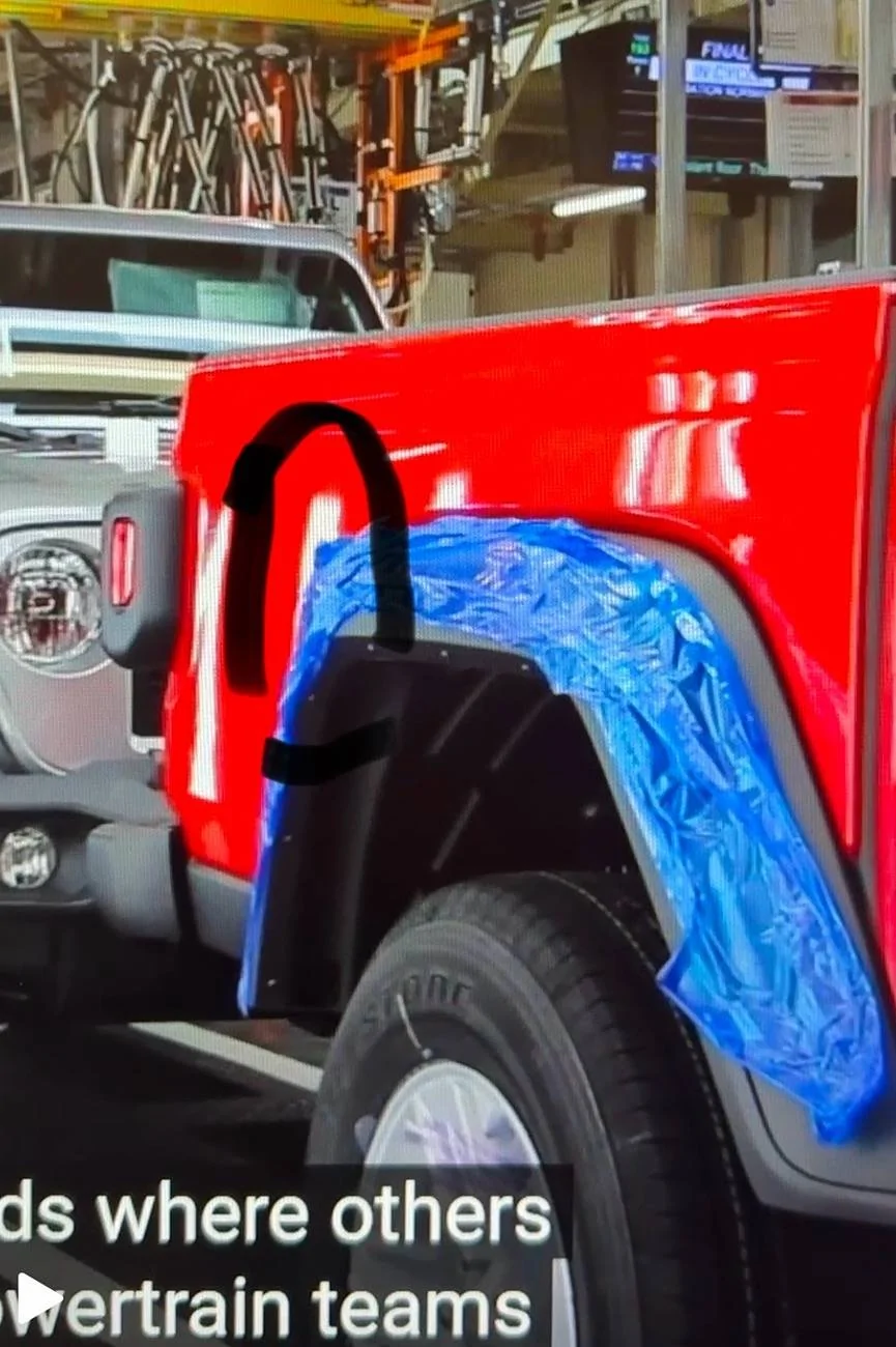 Jeep Gladiator Wavy reflection / paint truckbed IMG_0927