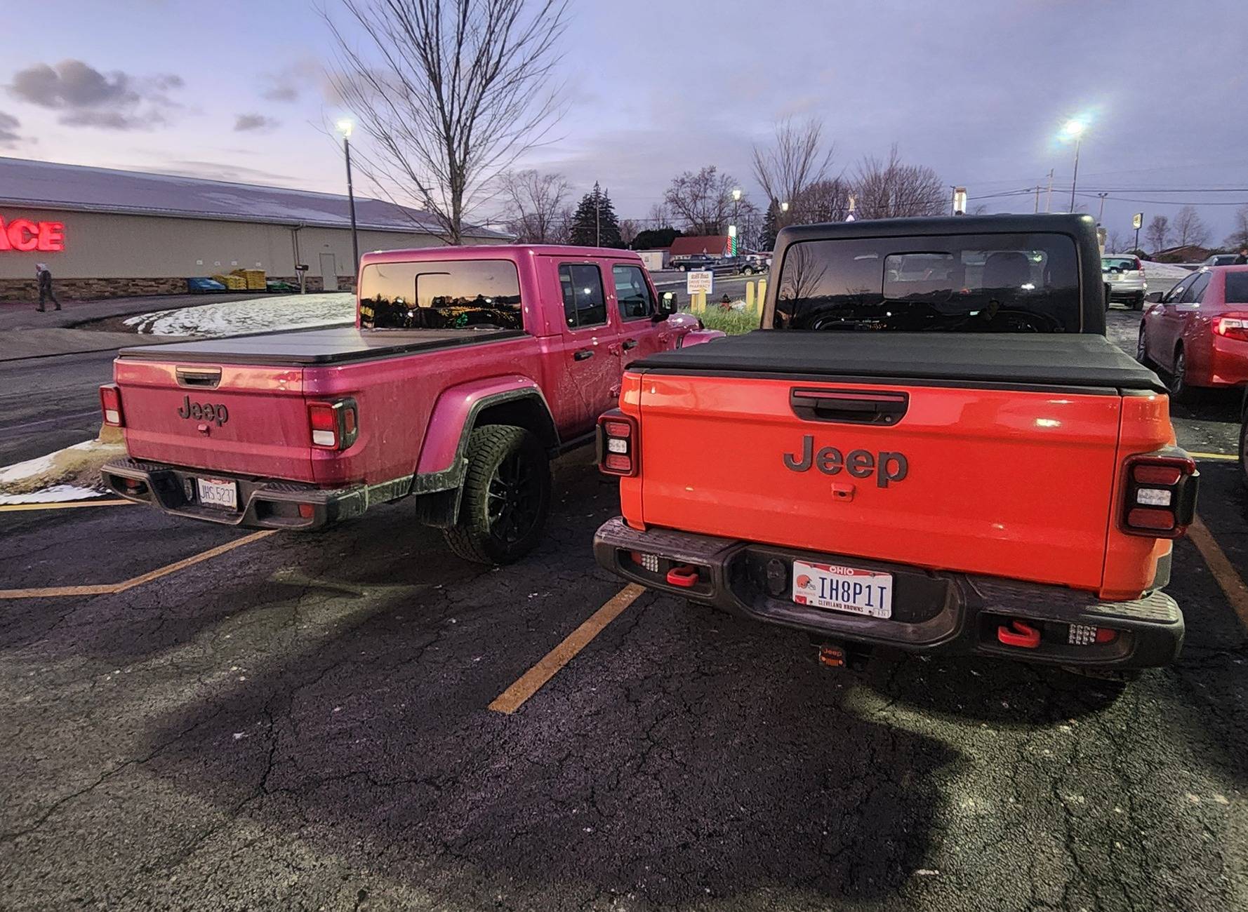 Jeep Gladiator Jeeps Parking Next To Jeeps 20241206_171636