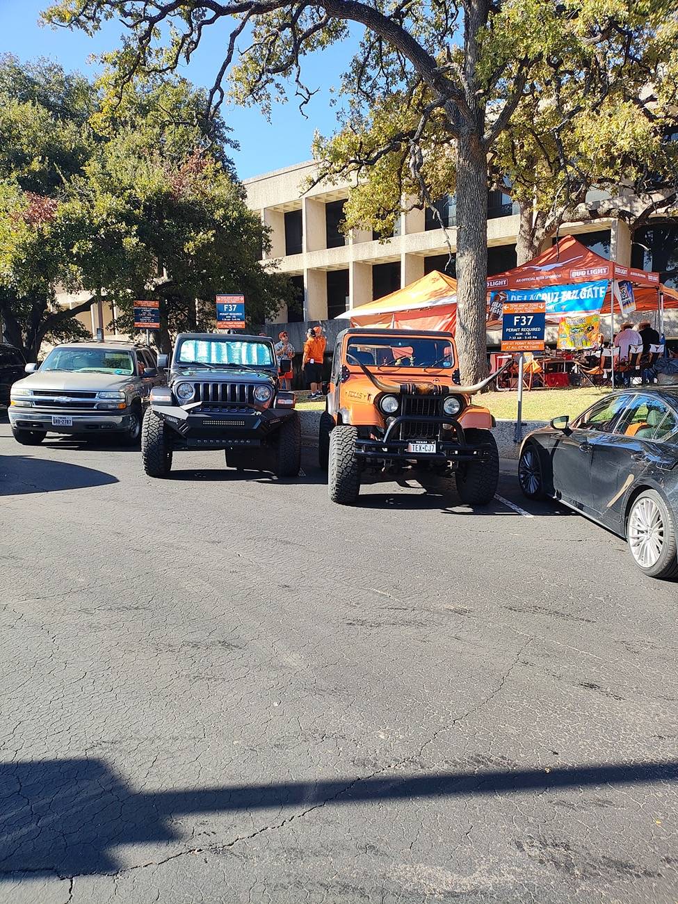 Jeep Gladiator Jeeps Parking Next To Jeeps IMG_20241109_101647089