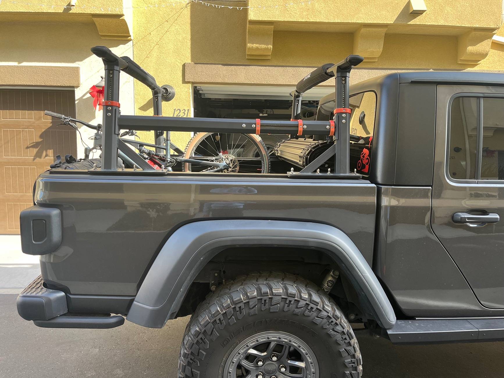 Jeep Gladiator Bak Revolver+Amazon bed rack+tailgate pad IMG_1448