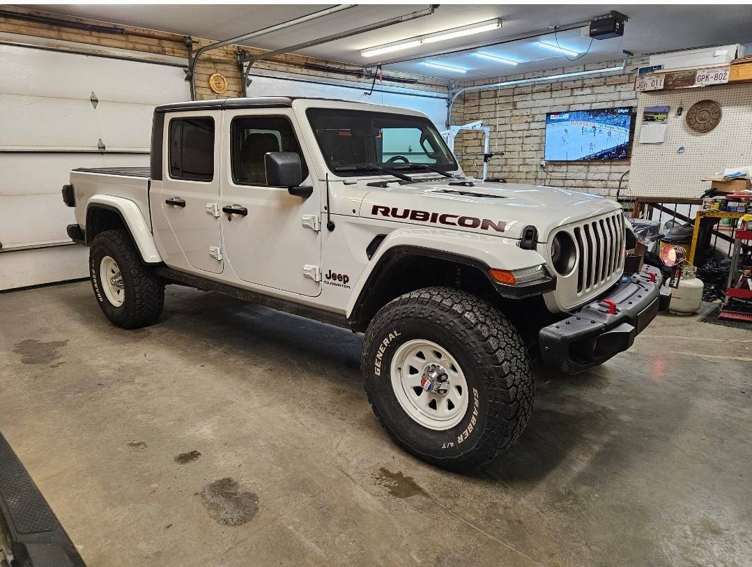 Jeep Gladiator Got my new wheels/tires on today! I’m loving the white on white look! Screenshot_20241105_155214_Gallery