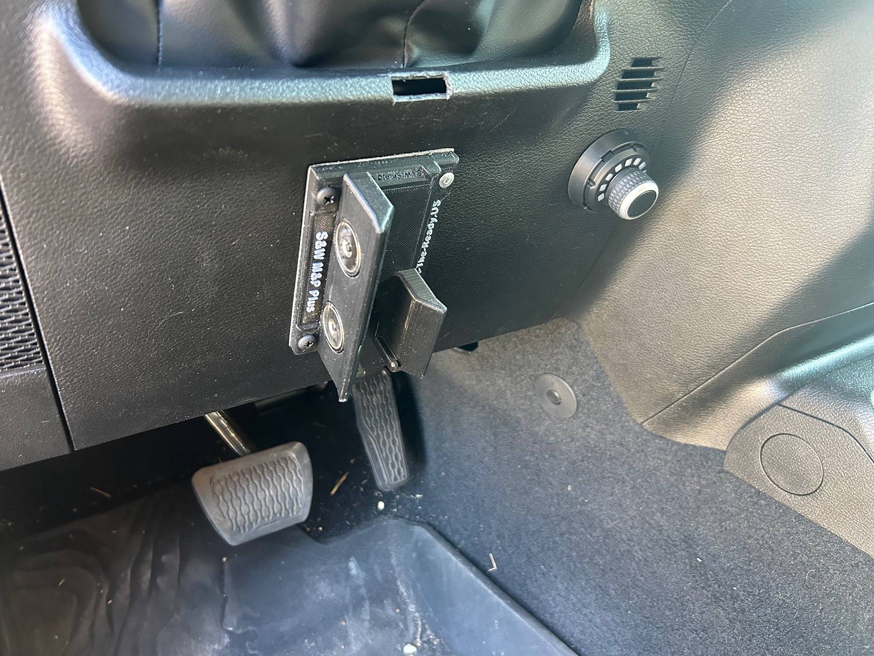 Jeep Gladiator At-The-Ready pistol mount [⚠️ ADMIN WARNING: Storage / Mount Talk Only -- No Glorification, States, Laws, Permits, Politics or Usage Discussions] IMG_2252