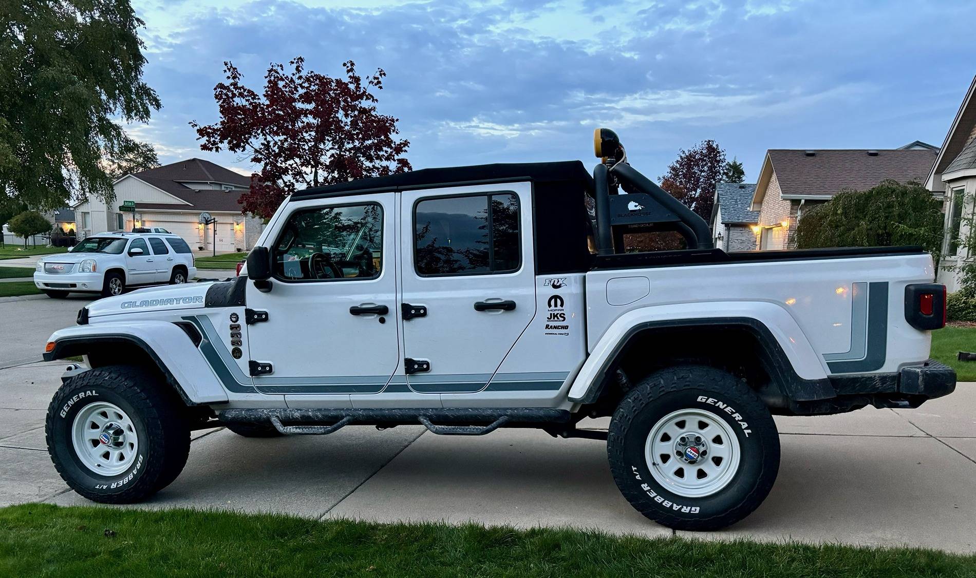 Jeep Gladiator The "Mopar lift" - an honest curiosity... 2021 Max Tow Retro theme