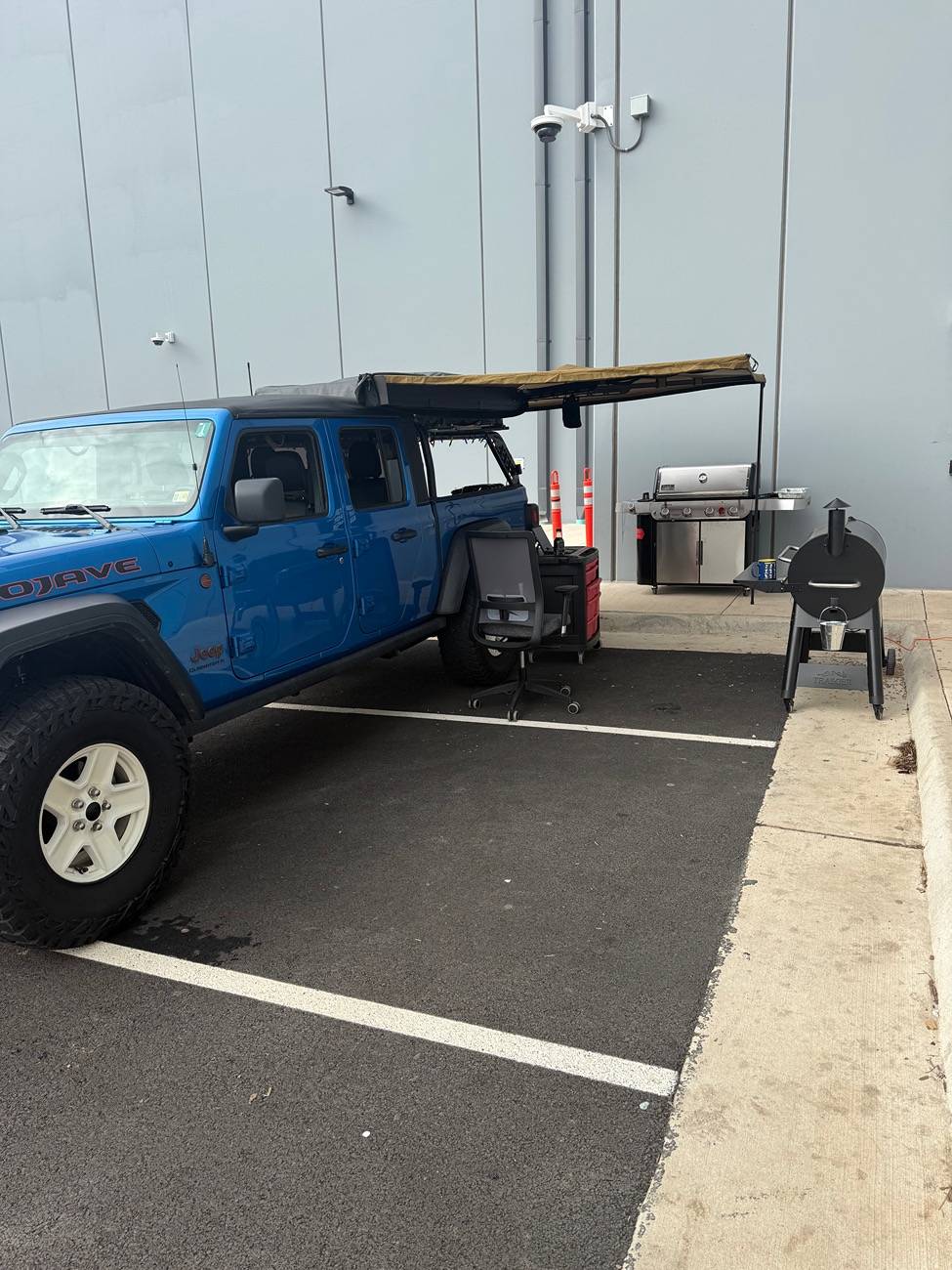 Jeep Gladiator 🎄🎄🎄when ya gotta work but you got a Glady and a Trager at work 🤣 IMG_0262