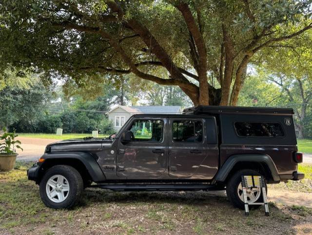 Jeep Gladiator 2020 Jeep $31,000 Gladiator Sport S with Max Tow Package AND camper top Jeep 3
