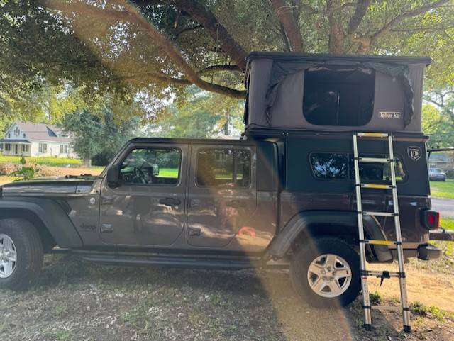 Jeep Gladiator 2020 Jeep $31,000 Gladiator Sport S with Max Tow Package AND camper top Jeep 4