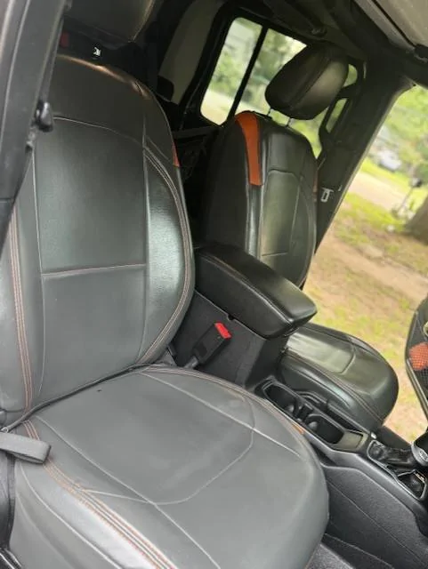 Jeep Gladiator 2020 Jeep $31,000 Gladiator Sport S with Max Tow Package AND camper top Jeep 18