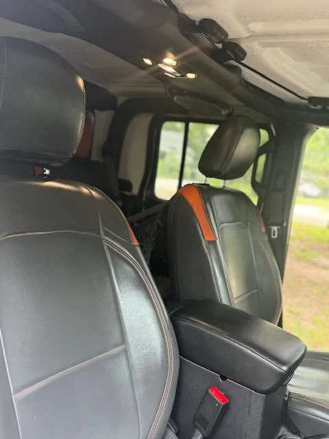 Jeep Gladiator 2020 Jeep $31,000 Gladiator Sport S with Max Tow Package AND camper top Jeep 19
