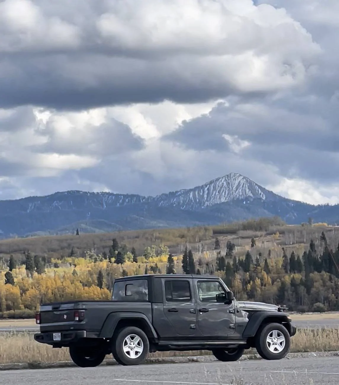 Jeep Gladiator 2020 Jeep $31,000 Gladiator Sport S with Max Tow Package AND camper top Jeep 2