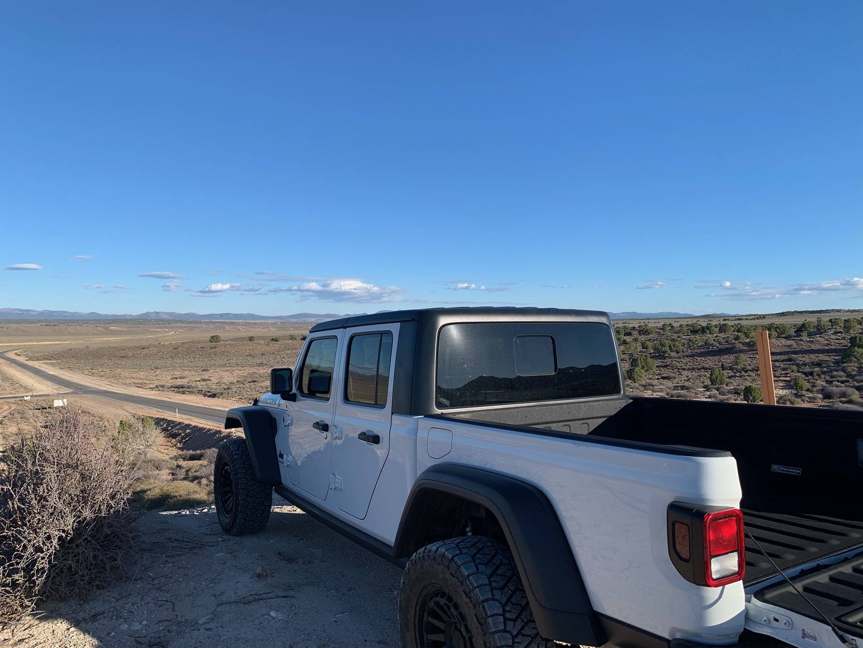 Jeep Gladiator BRIGHT WHITE Gladiator JT Club Jeep Dry Valley