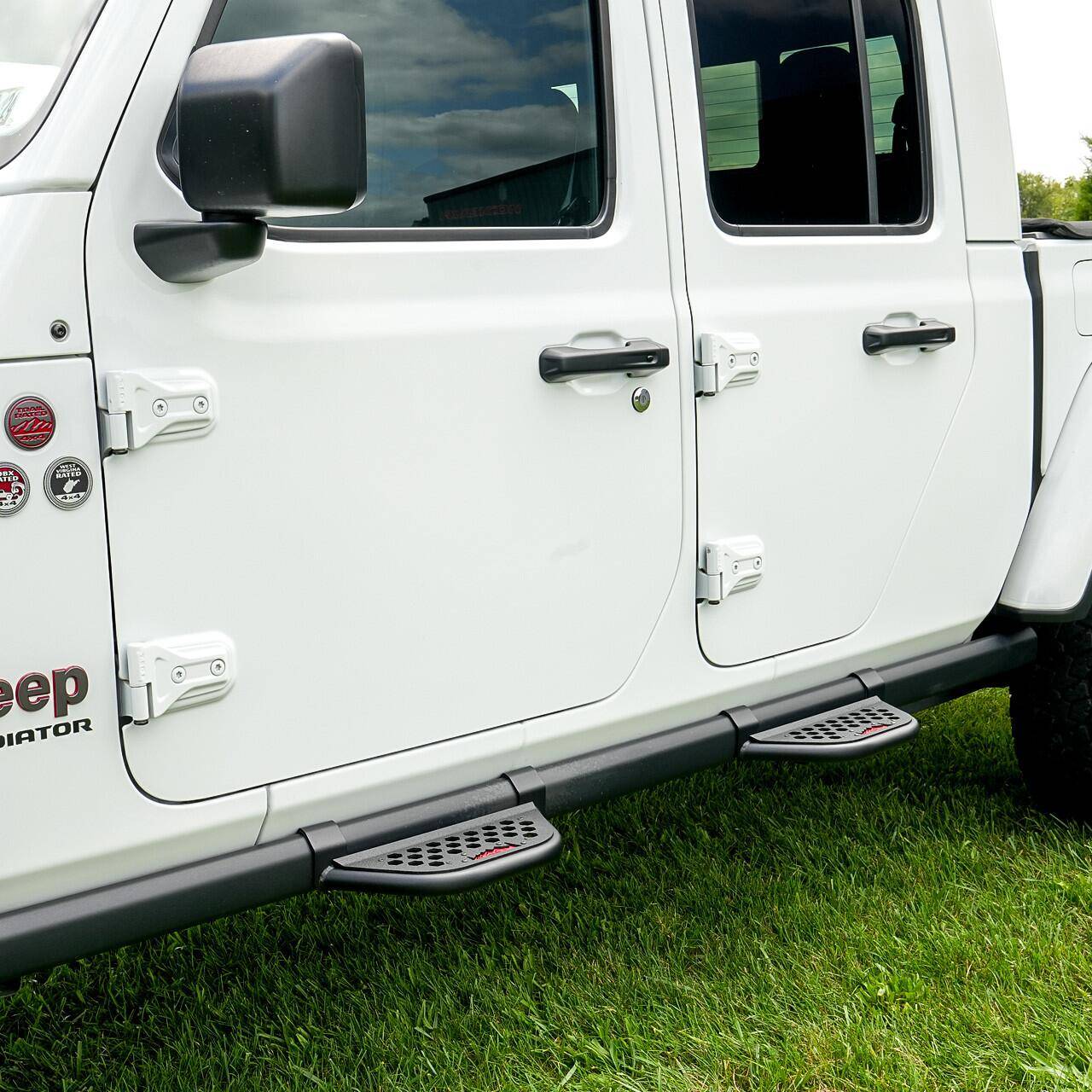 Jeep Gladiator Anyone heard of/dealt with IAG off-road? Add on steps for Rubi rails. 1737387731357-is