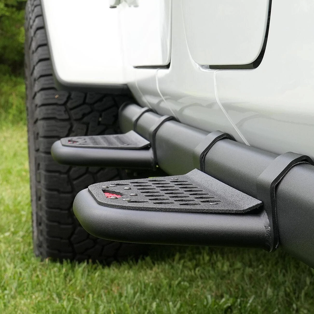 Jeep Gladiator Anyone heard of/dealt with IAG off-road? Add on steps for Rubi rails. Screenshot 2025-01-22 at 11.59.36 AM