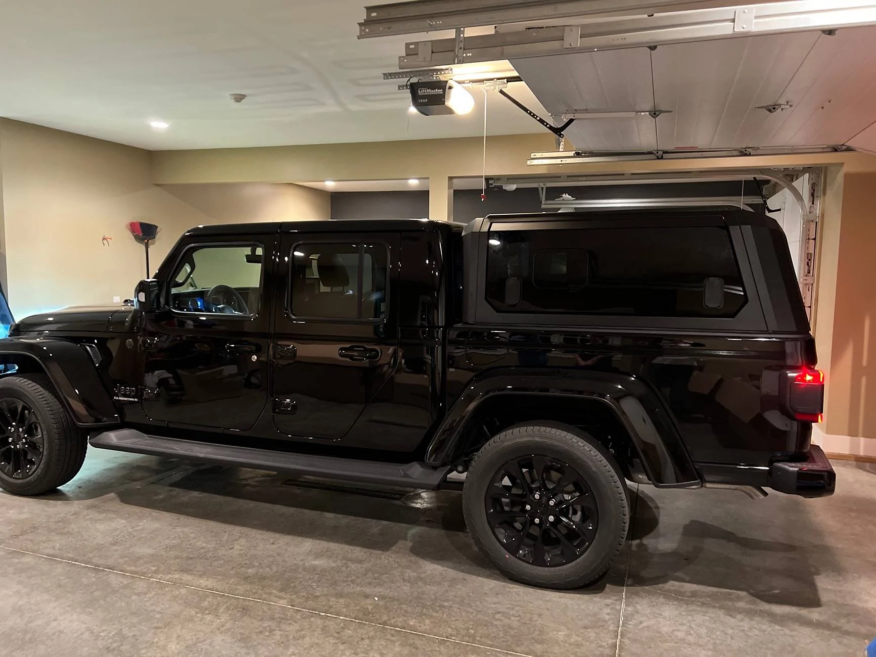 Jeep Gladiator RSI Smartcap and Camp Kitchen for sale IMG_3410