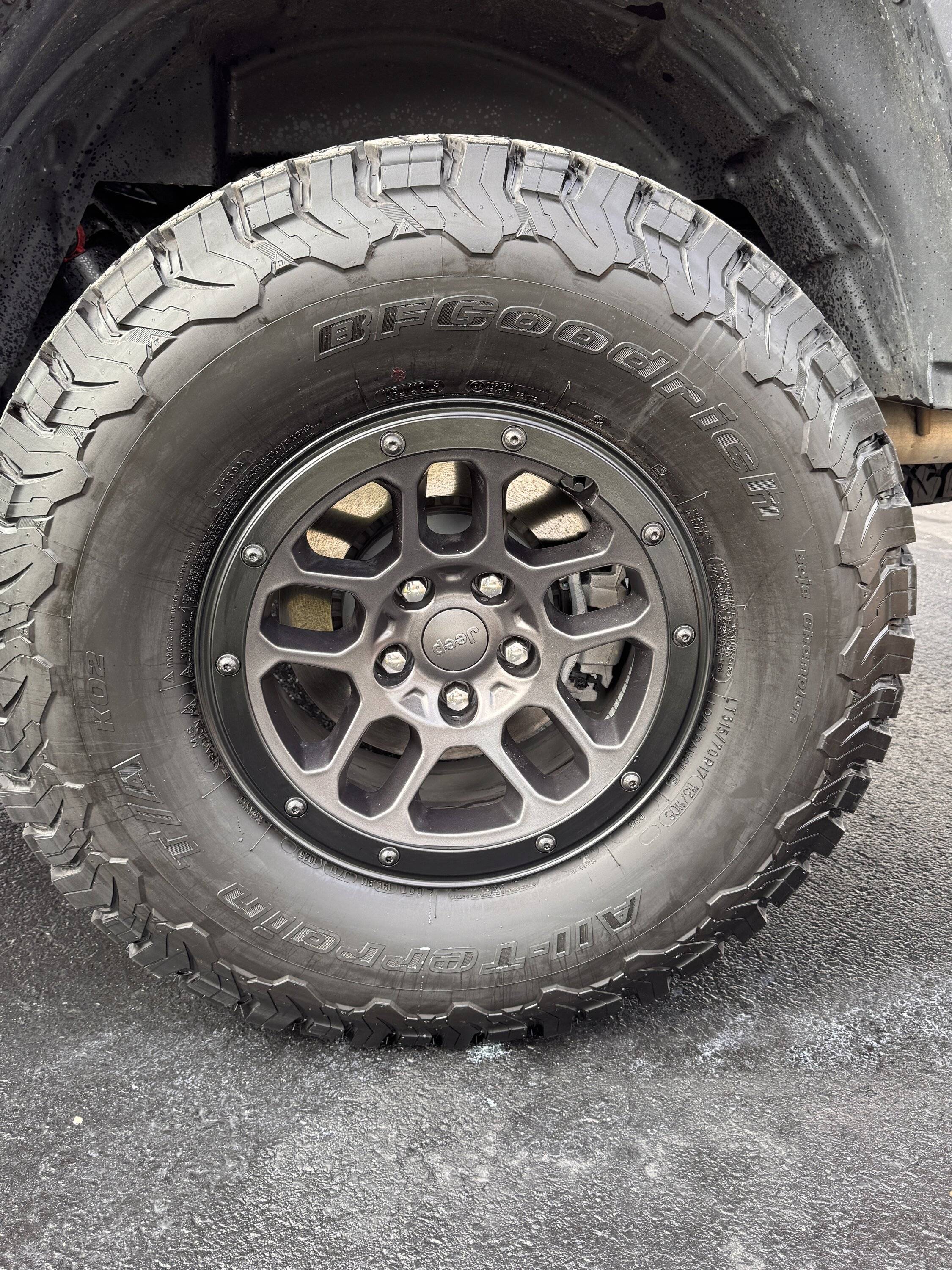Jeep Gladiator OEM Rubicon Wheel 17" x 7.5” vs OEM Rubicon Extreme Recon XR Beadlock 17" x 8" Wheel IMG_4864