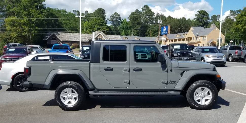 Jeep Gladiator Shocked and Confused. JT Gladiator Sport S 2022 at Piedmont Jeep 5-14-22 (6)
