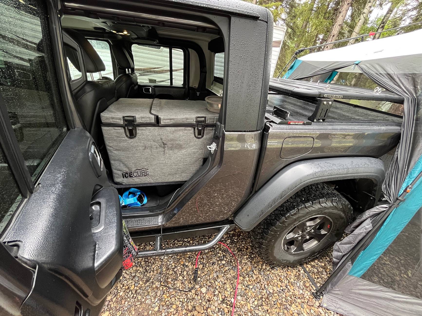 Jeep Gladiator Who's running a fridge in the back seat? IMG_1533