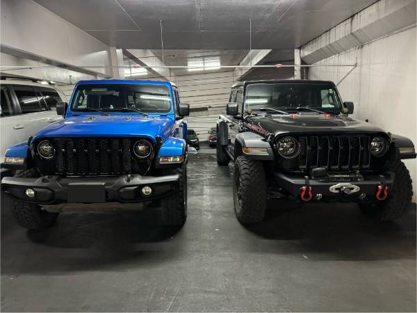 Jeep Gladiator Jeeps Parking Next To Jeeps Jeeps Flamingo