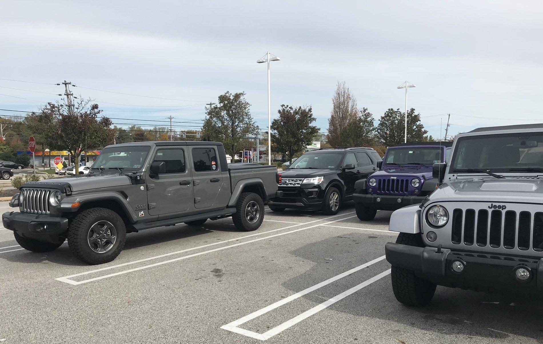 Jeep Gladiator Jeeps Parking Next To Jeeps 7FD0FAE8-2F46-4E5E-9984-EA7B3376B591