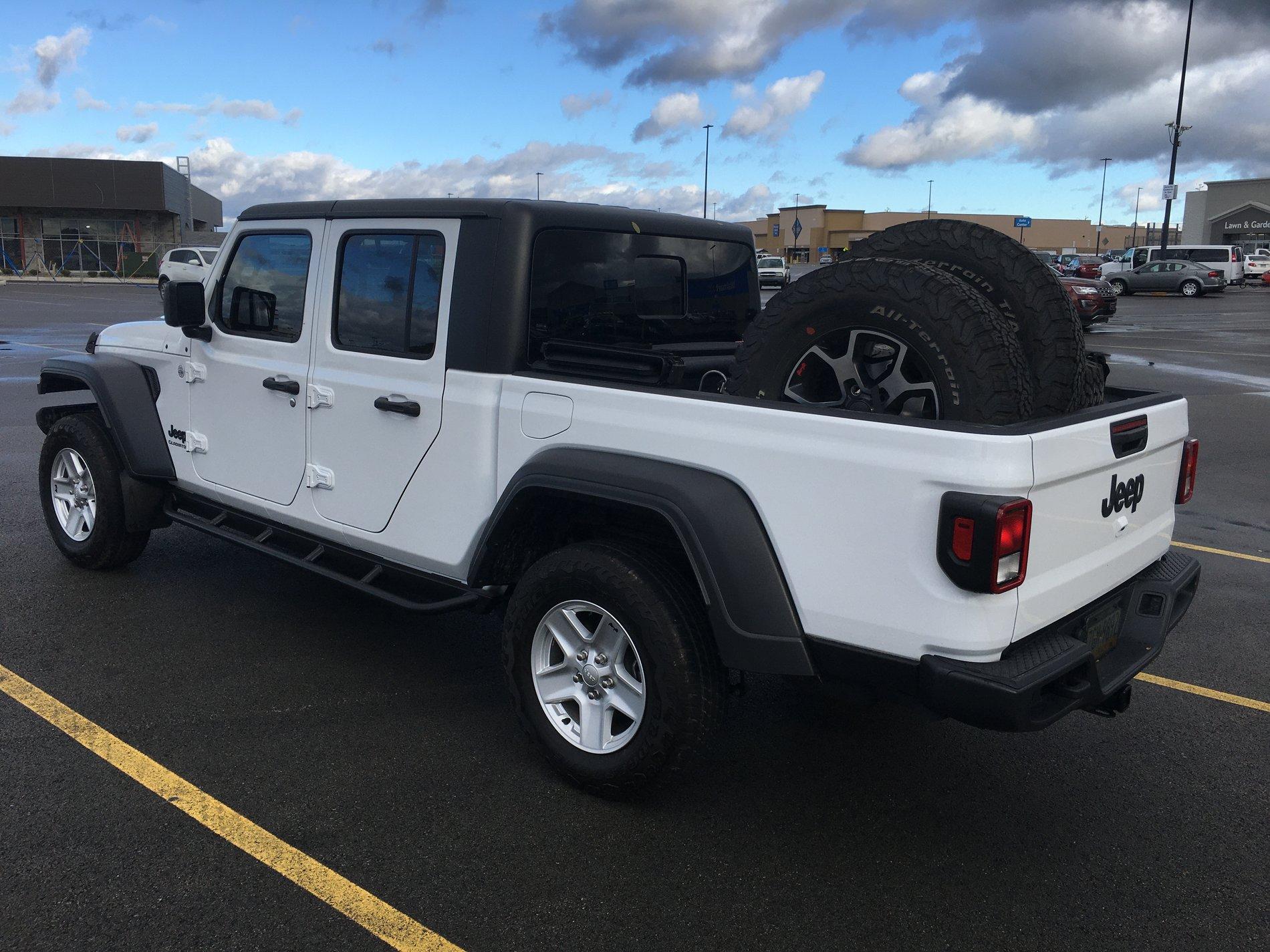 Jeep Gladiator bigger tires on unlifted Sport S 10E114DE-B6B6-49A7-BCCB-E683DAEC867D