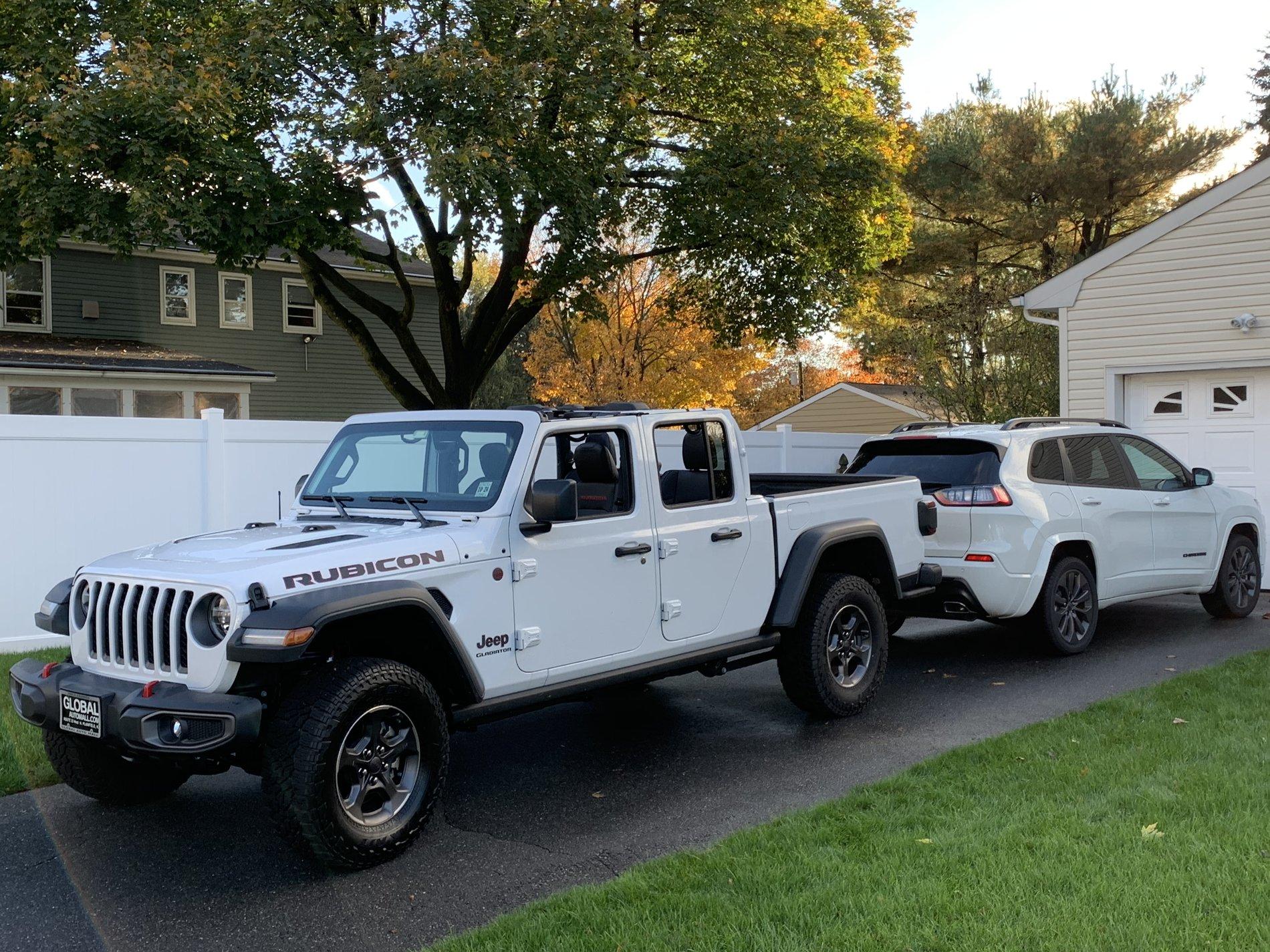Jeep Gladiator Jeeps Parking Next To Jeeps B0F0A67B-73D7-4875-BCE3-89F7FBC1801D