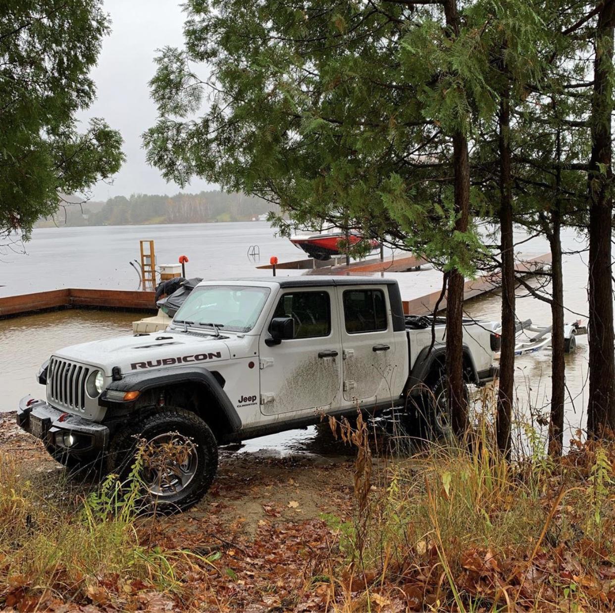 Jeep Gladiator BRIGHT WHITE Gladiator JT Club D3AE9426-C90A-42F0-8602-7547A451581A