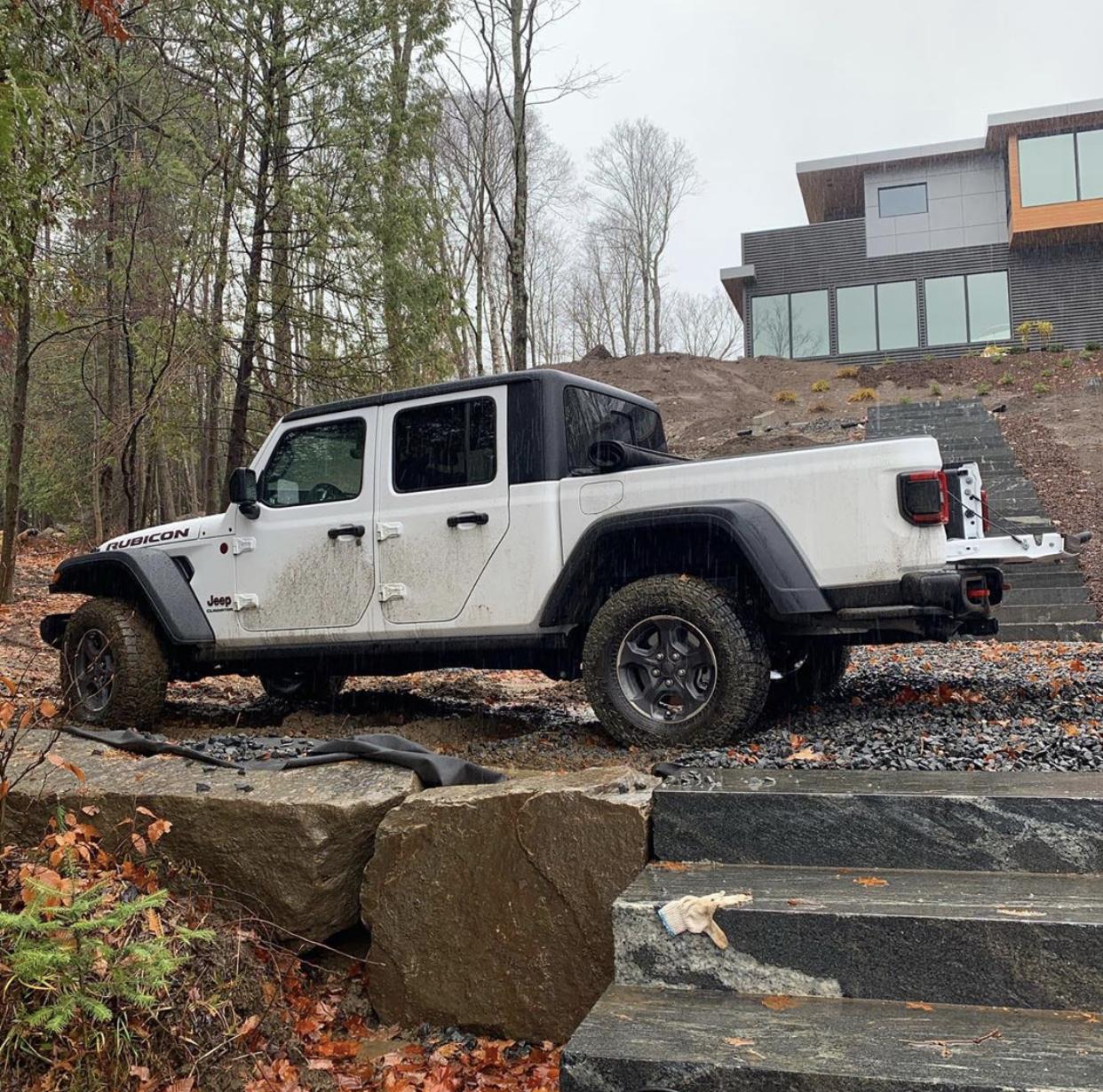 Jeep Gladiator BRIGHT WHITE Gladiator JT Club 0EE3070D-7206-4C72-A731-ECFCD6ED008B