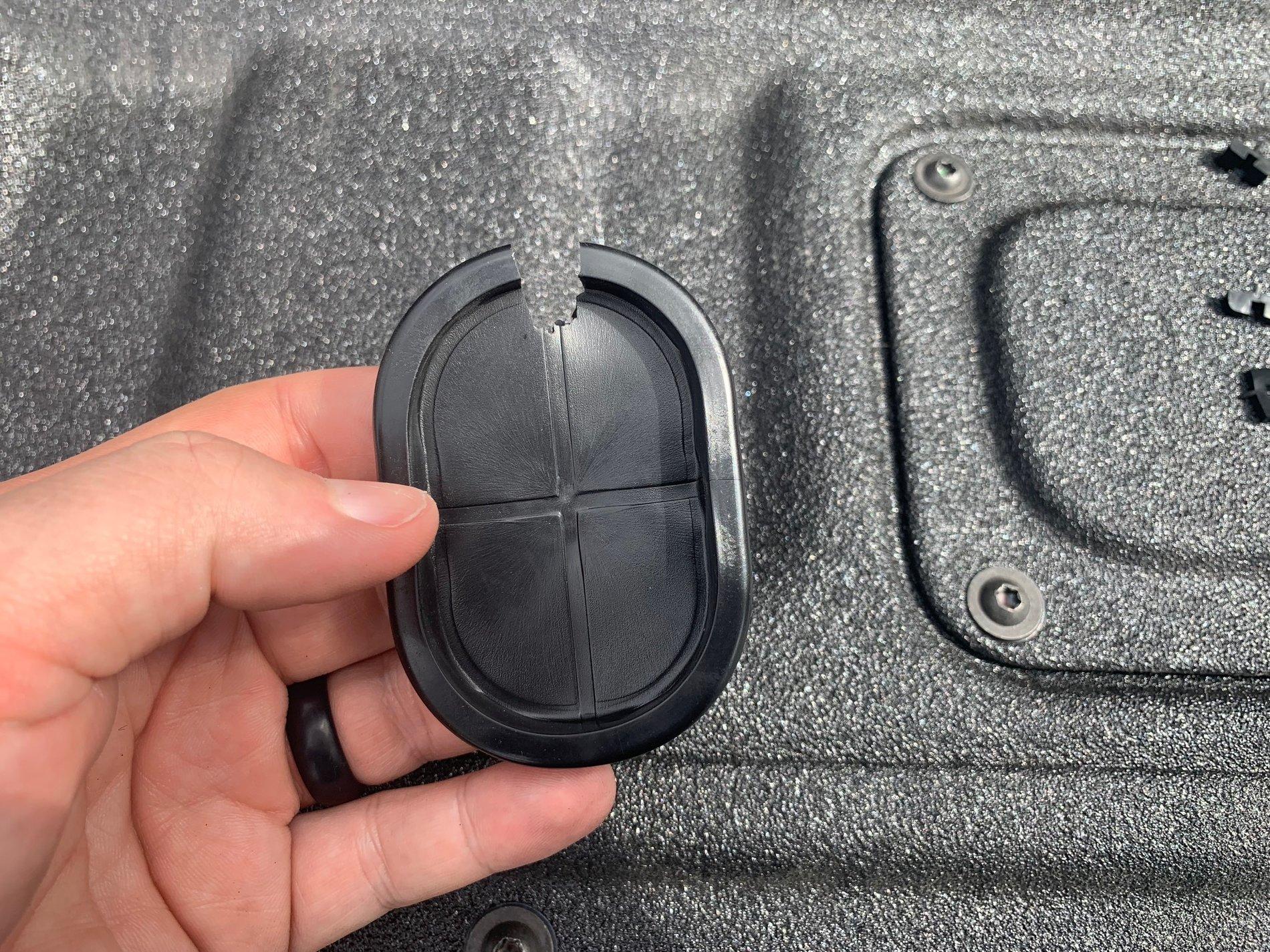Jeep Gladiator Grommet/Gasket for tailgate center hole IMG_2656