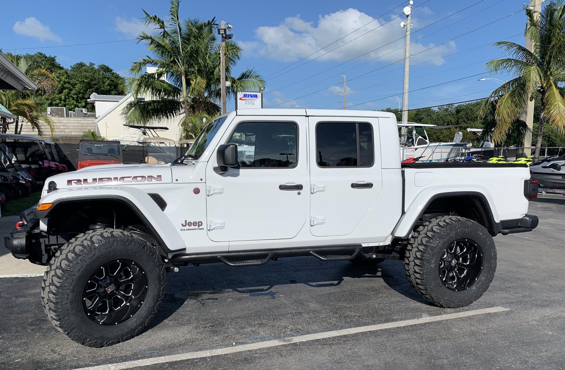 Jeep Gladiator BRIGHT WHITE Gladiator JT Club 8C4B0443-9CF3-41B7-A25D-514F231734DD