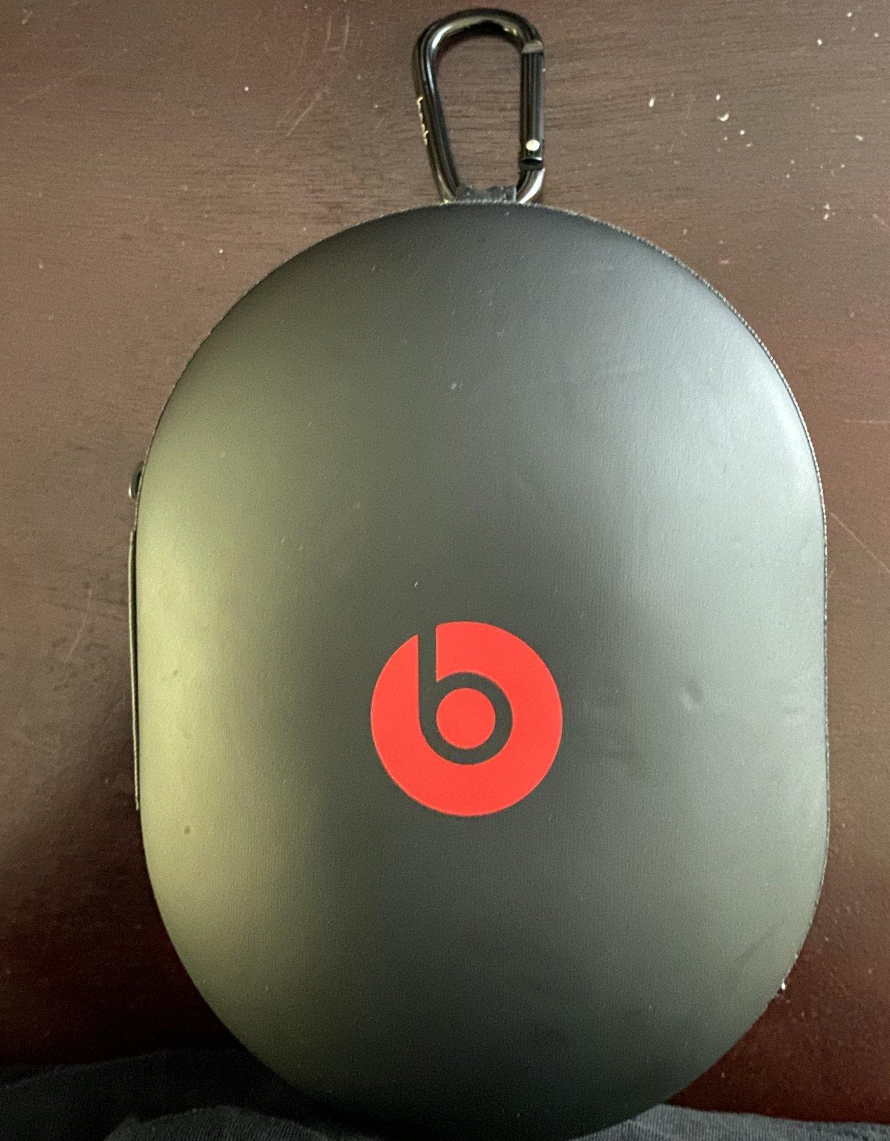 Jeep Gladiator Beats studio3 wireless headphones C4C6AA40-FBCF-4755-902B-EE9FCBD0F9AD