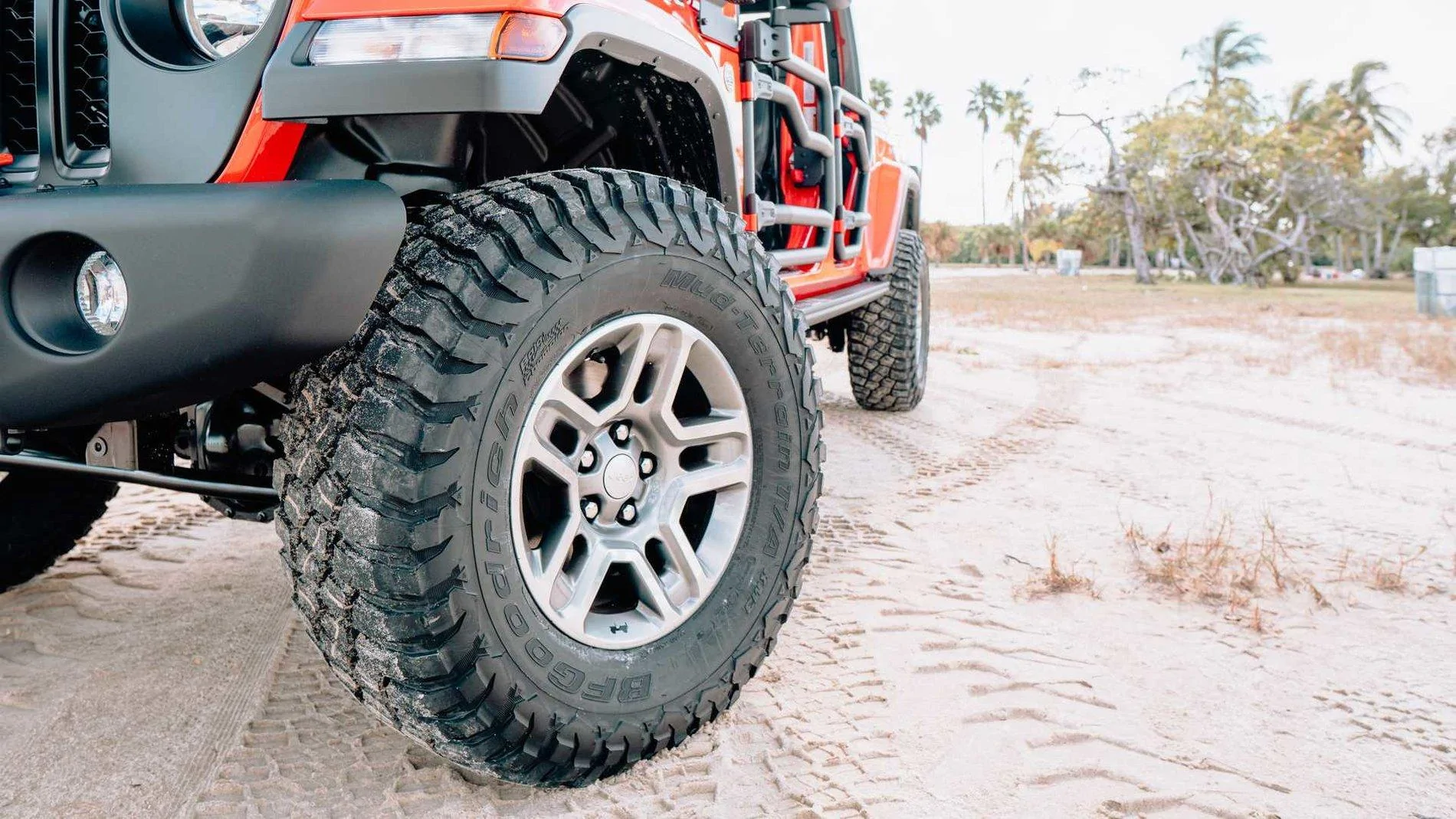 Jeep Gladiator Three O Five (305) Edition Jeep Gladiator and Wrangler Announced at Miami Auto Show jeep-gladiator-wrangler-305-edition-3