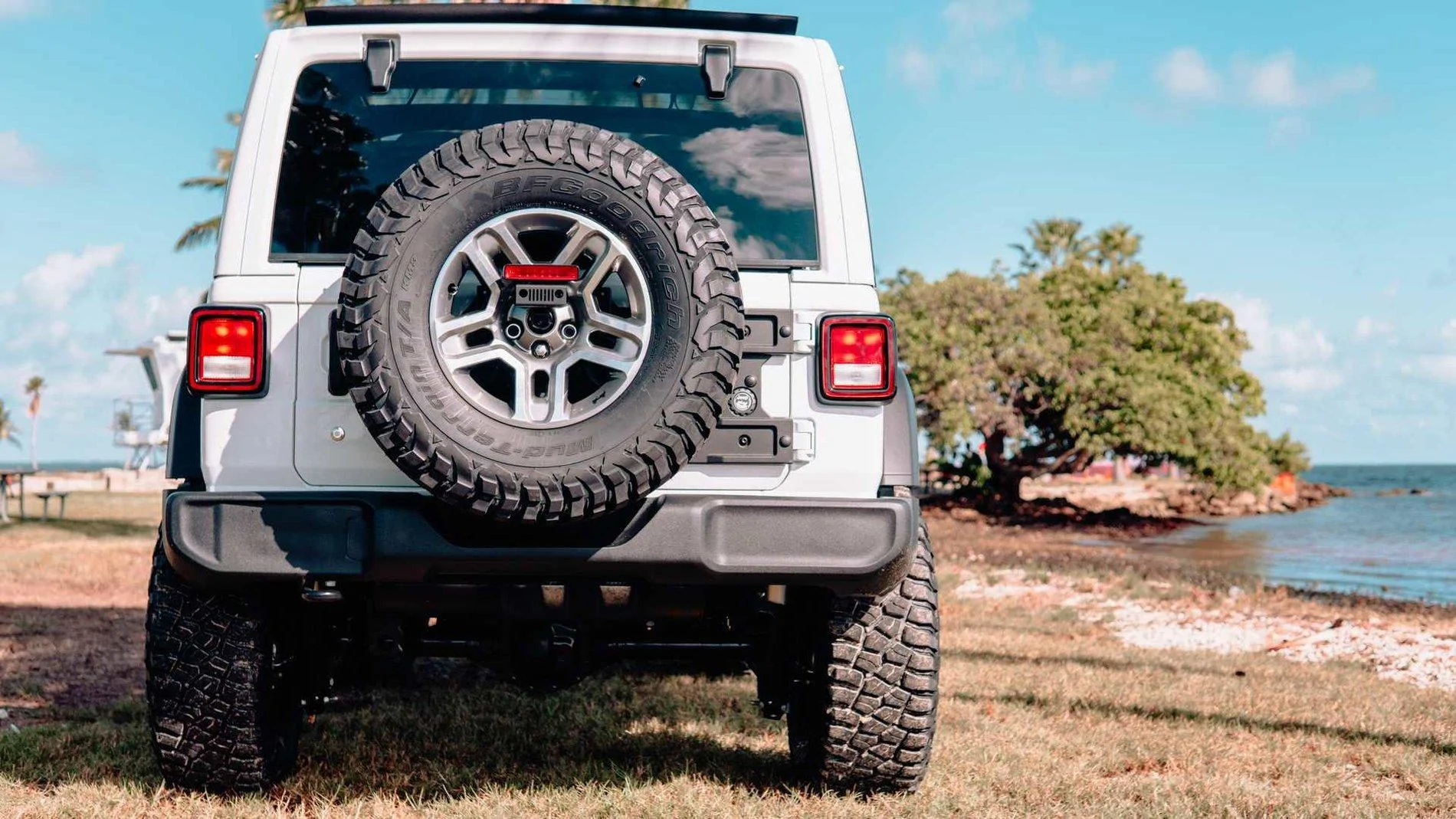 Jeep Gladiator Three O Five (305) Edition Jeep Gladiator and Wrangler Announced at Miami Auto Show jeep-gladiator-wrangler-305-edition-16