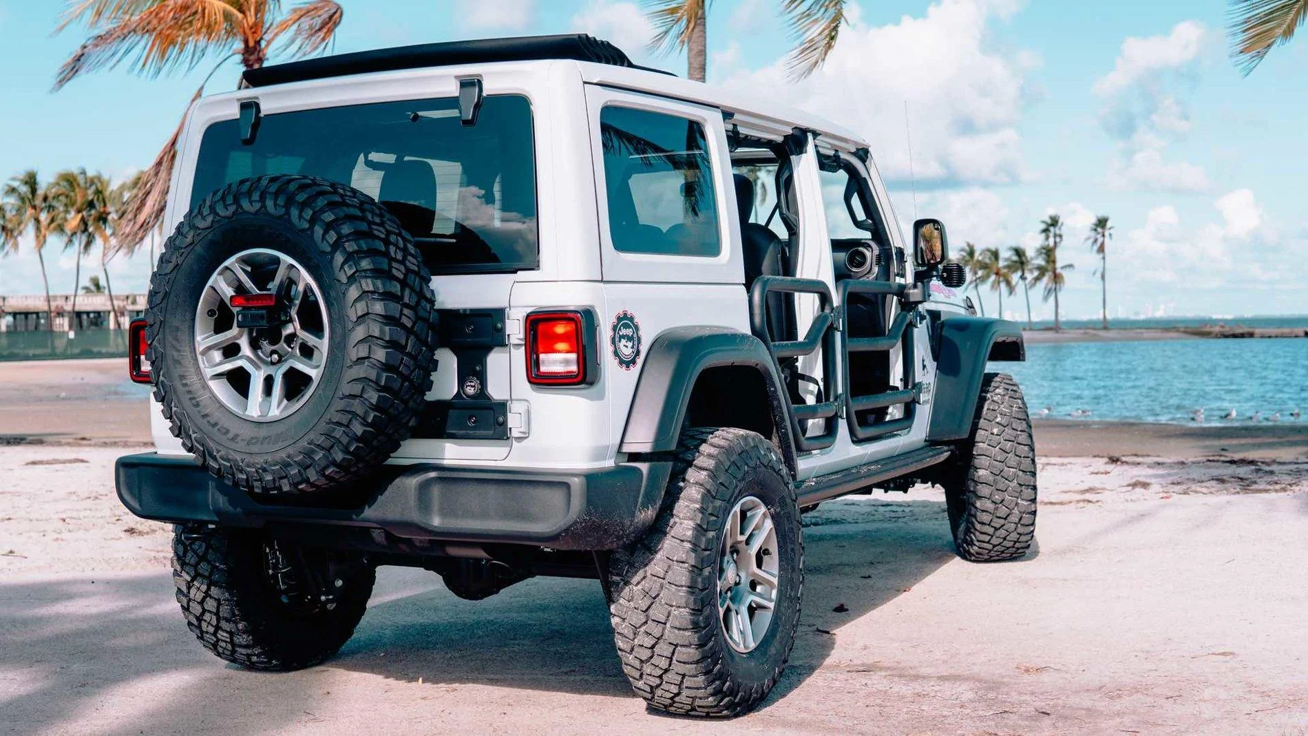 Jeep Gladiator Three O Five (305) Edition Jeep Gladiator and Wrangler Announced at Miami Auto Show jeep-gladiator-wrangler-305-edition-23