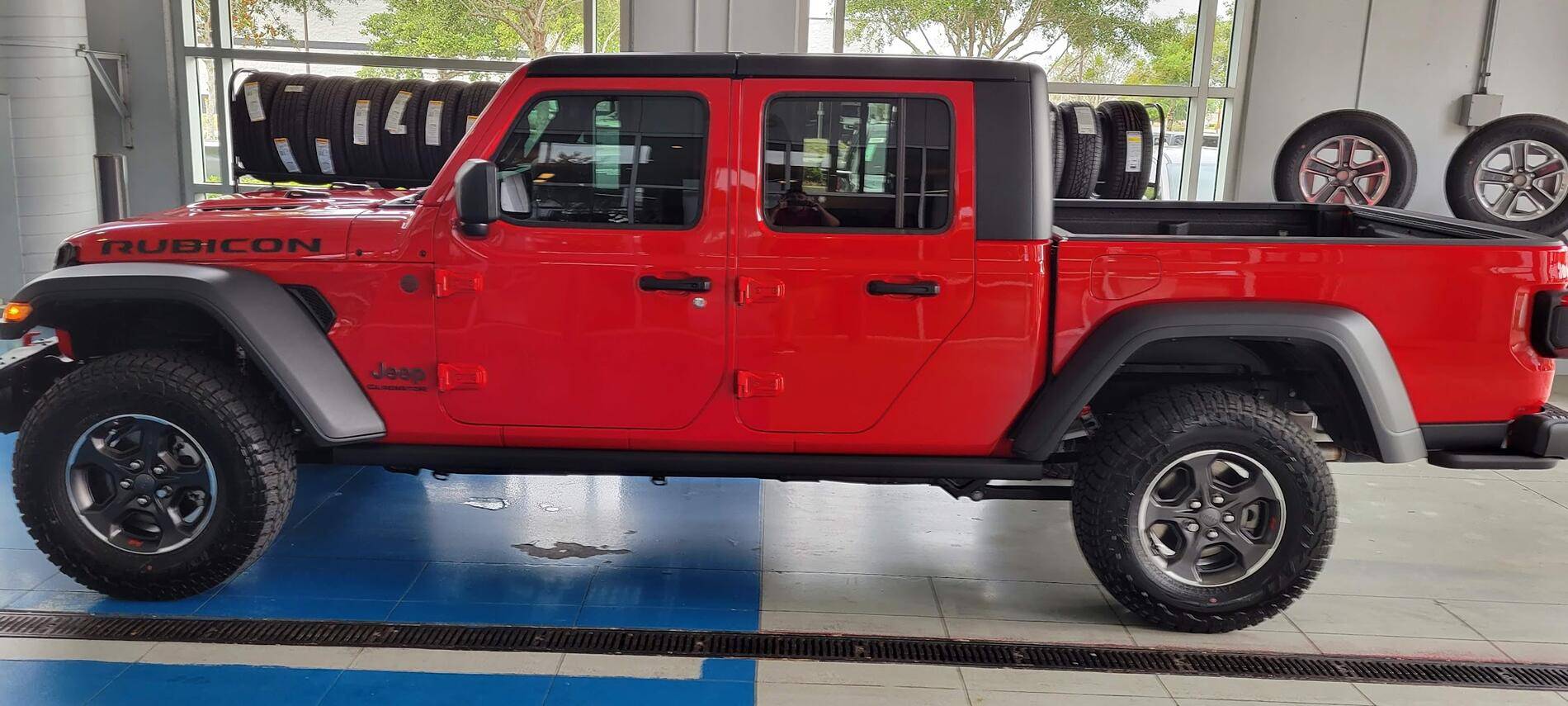 Jeep Gladiator New Gladiator Rubicon in Driveway! 1738858367368-t4