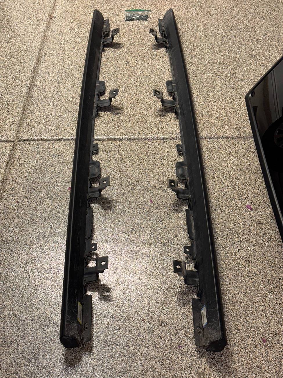 Jeep Gladiator 2024 OEM Rubicon Rock Rails- $100 IMG_1576