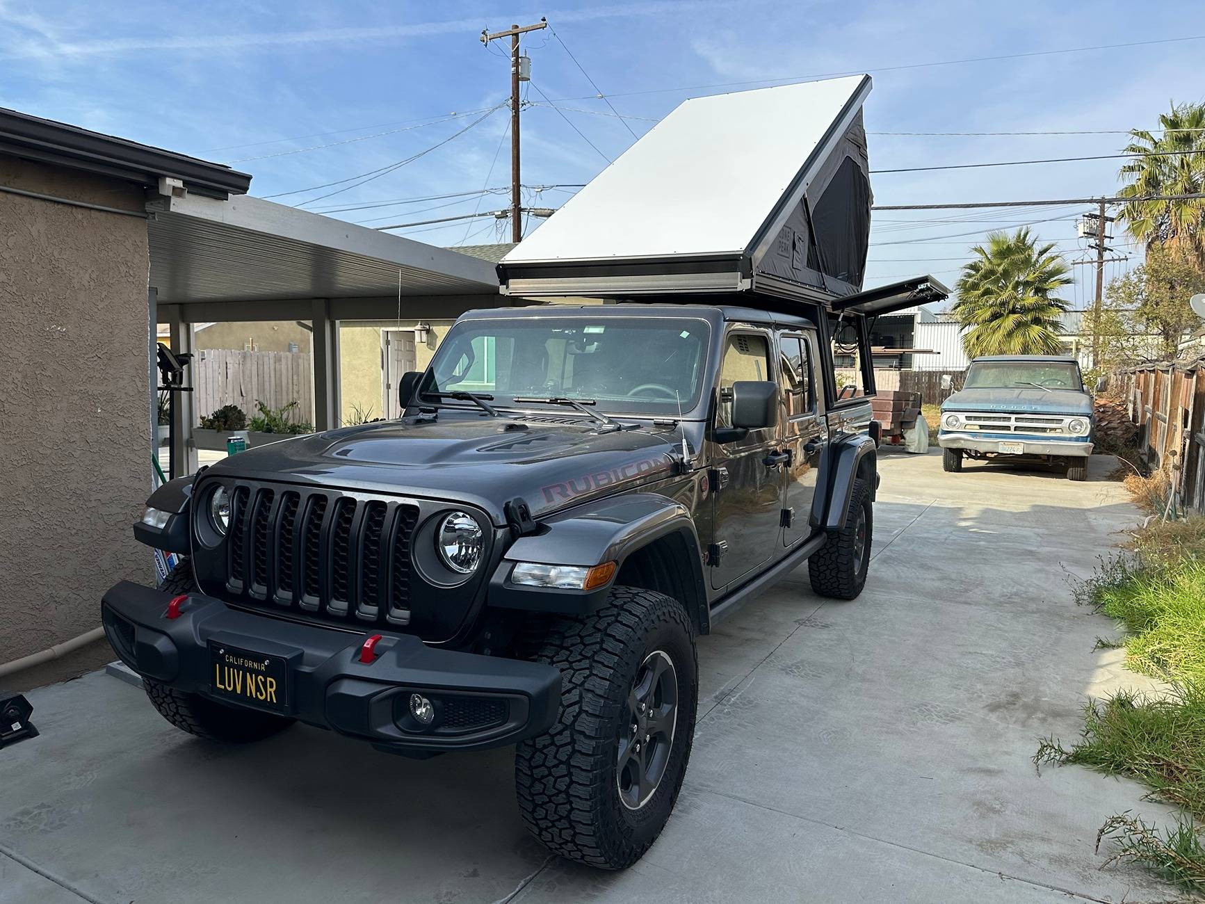 Jeep Gladiator Camper shell wedge vs clamshell with annex IMG_5337
