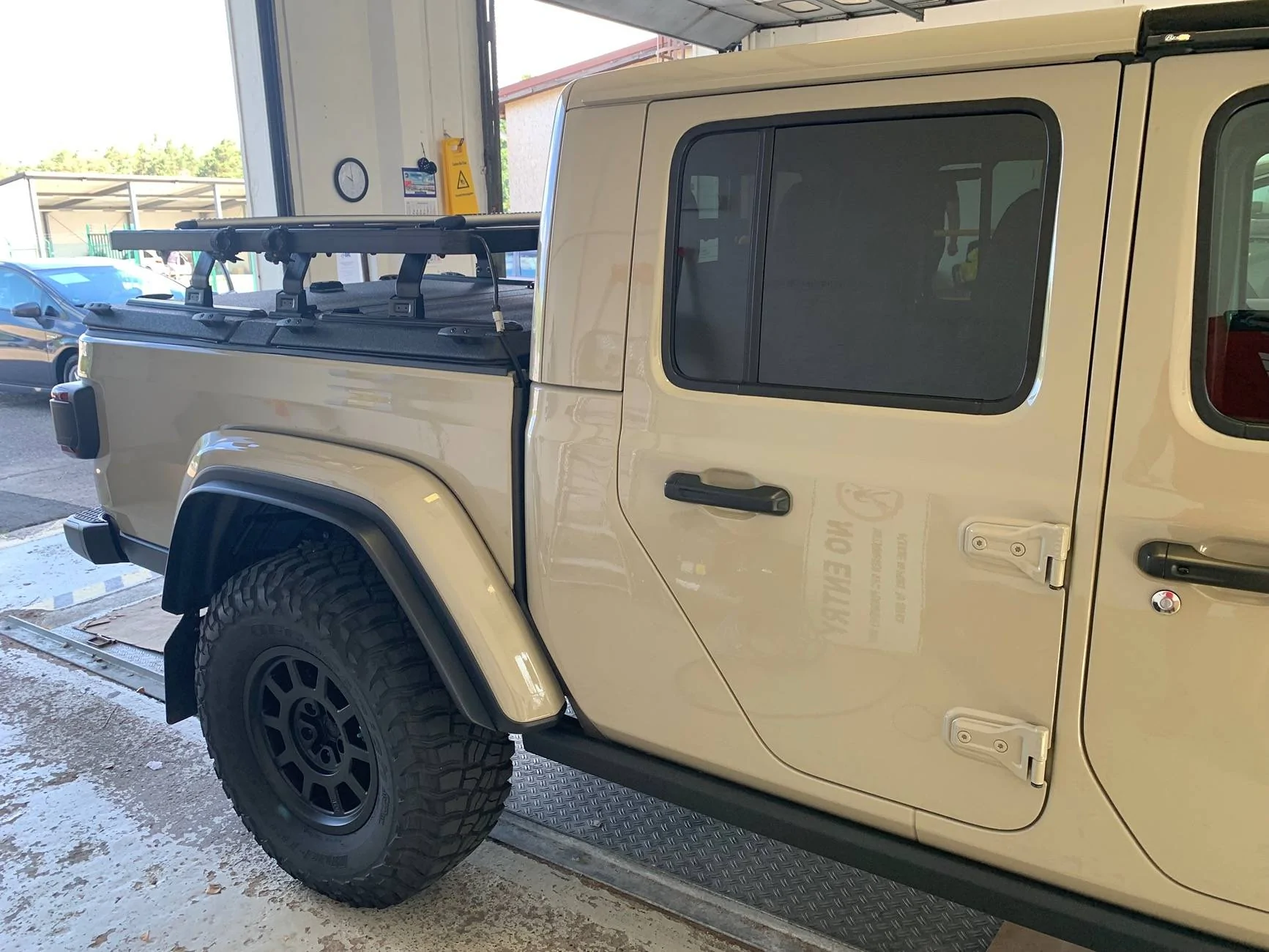 Jeep Gladiator Need Tire Help on Mojave IMG_1809