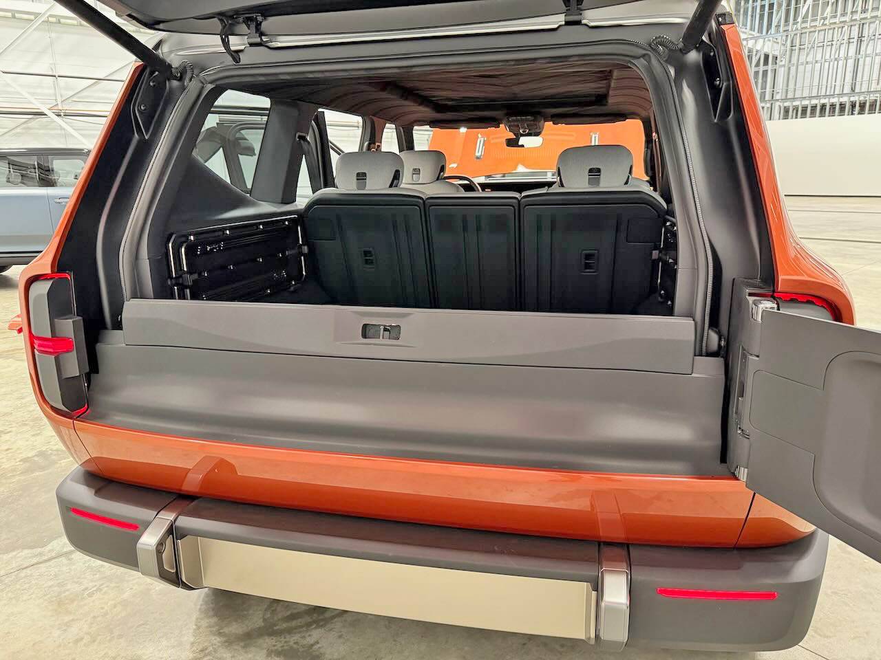 Jeep Gladiator Official: Scout EV Pickup & SUV debut w/ Gas Range Extender, 4x4, BOF, Lockers, Sway Bar Disconnect -- All Specs, Wallpapers, Videos raveler-liftgate-40_20_40-split-bench-seat-jpg-