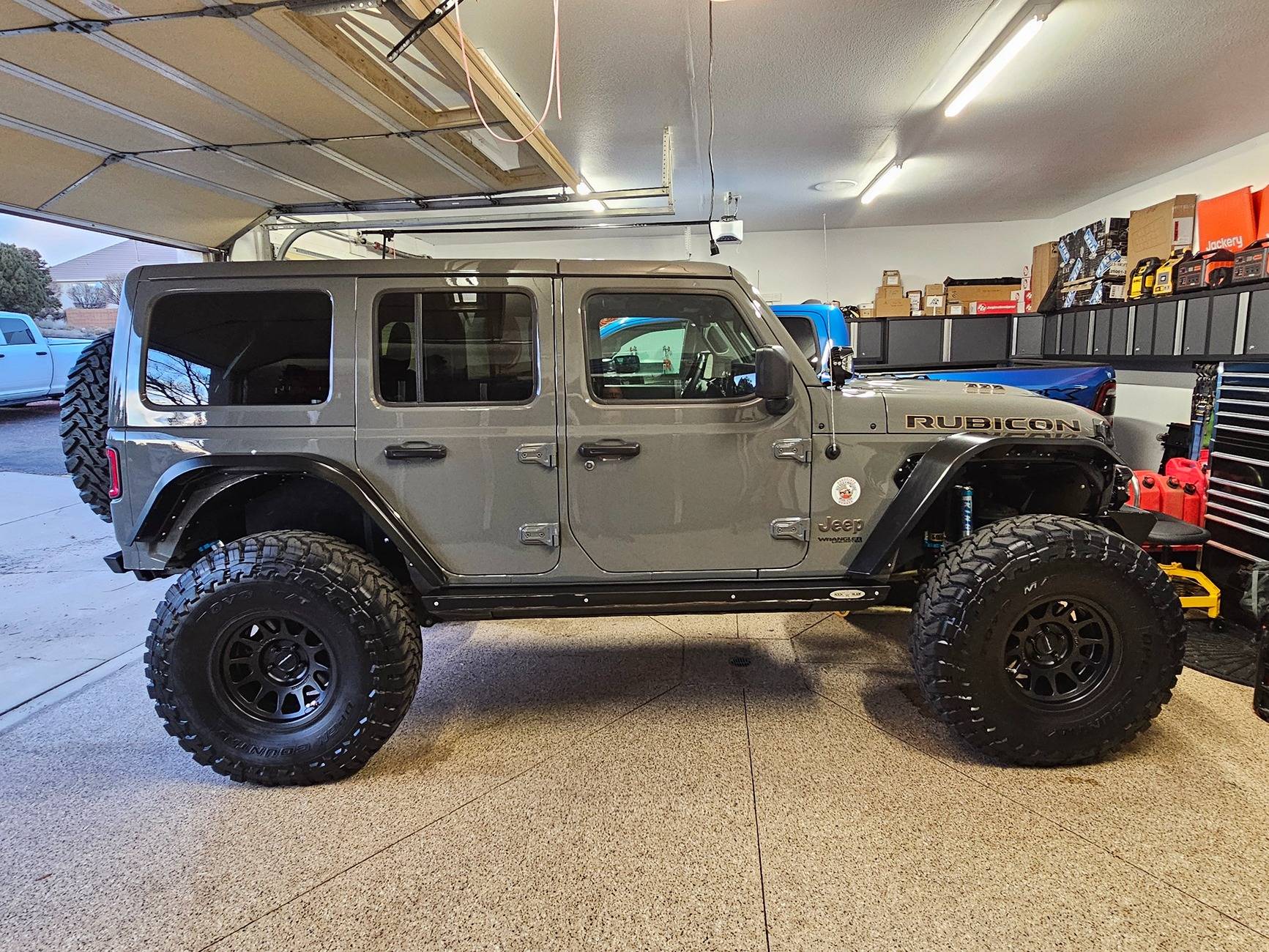 Jeep Gladiator IFS Jeep bombing through the desert 392 40
