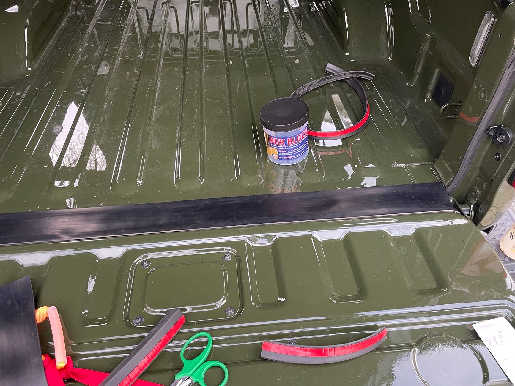 Jeep Gladiator Tonneau Cover leaks dust IMG_1035
