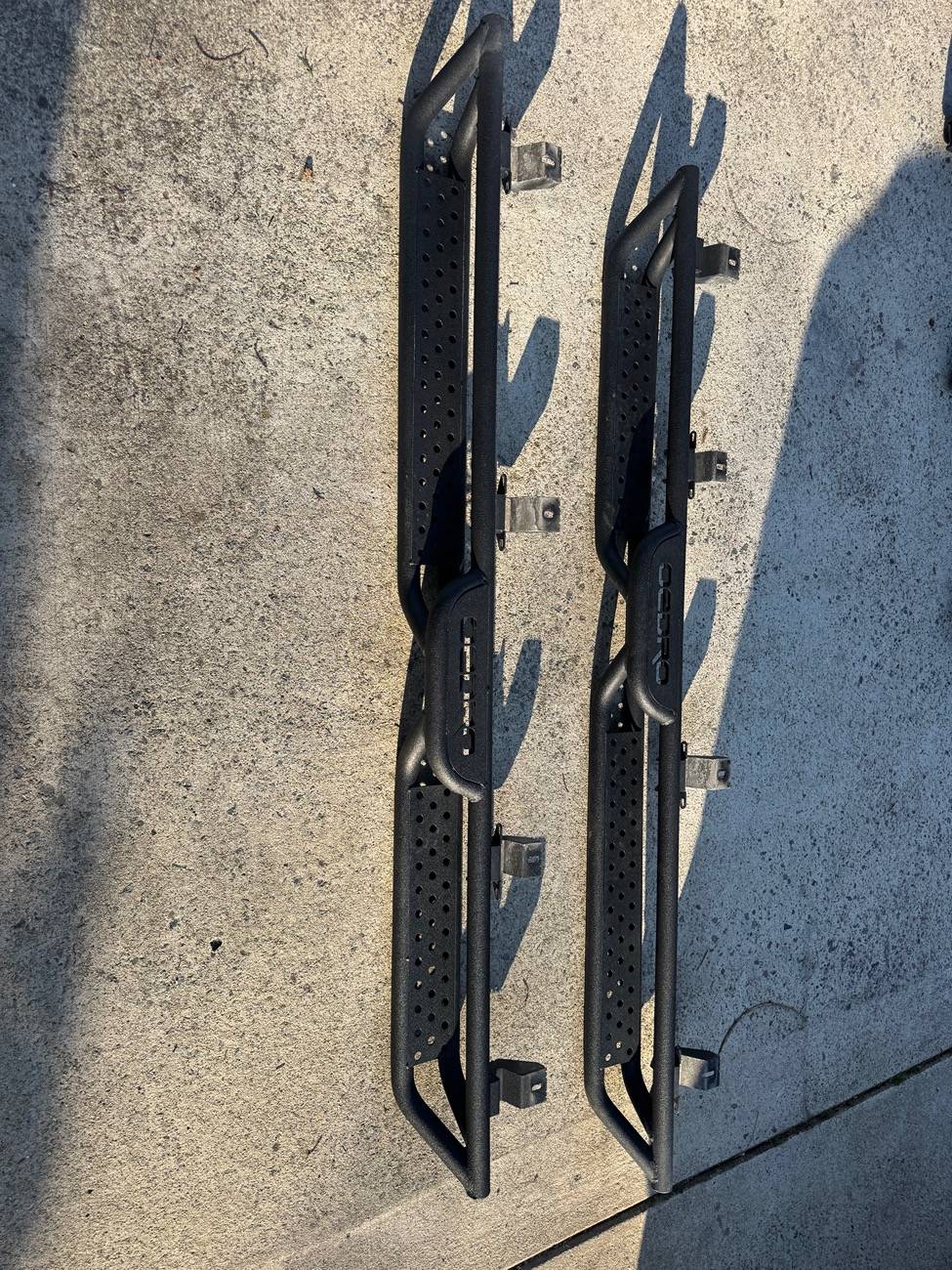 Aluminiowe stopnie Turmaul do Jeepa Gladiatora JT (2020-2025) – udźwig 600 funtów, opuszczane stopnie boczne, montaż bez wiertła